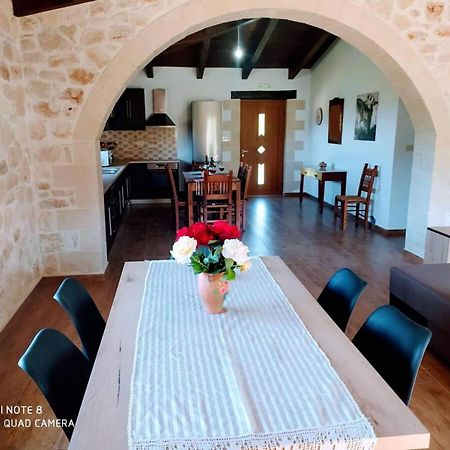 Traditional Villa In Pemonia Extérieur photo