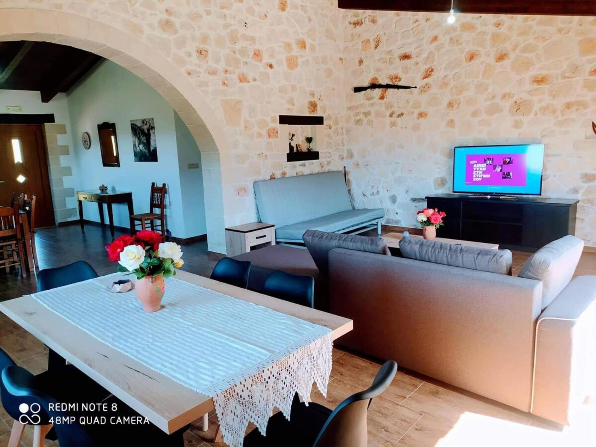 Traditional Villa In Pemonia Extérieur photo