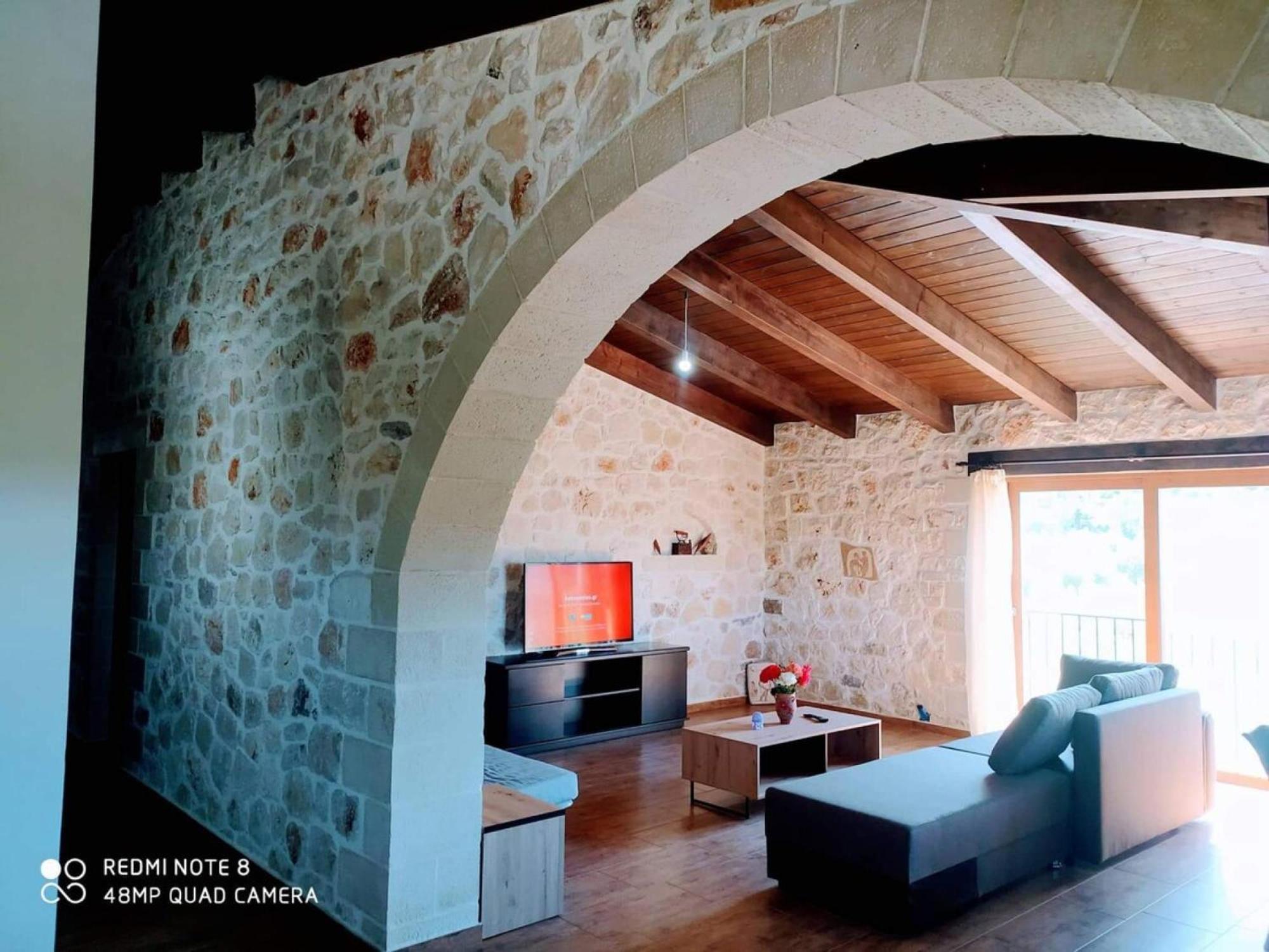Traditional Villa In Pemonia Extérieur photo